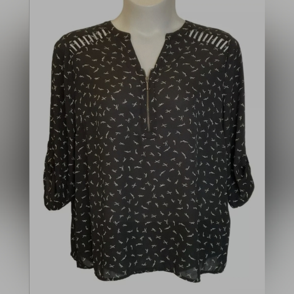 🤍 EUC Maurices Georgette Black Print Lattice Detail Roll Tab Sleeve Top Size 2